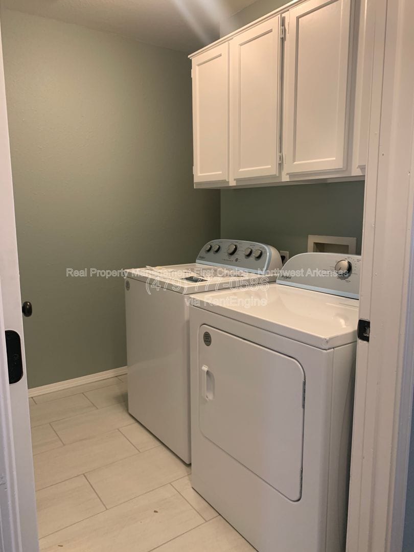 Building Photo - 205 W Parks St