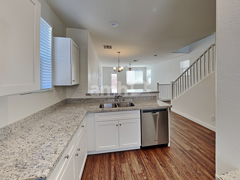 Building Photo - 2337 Statham Ave