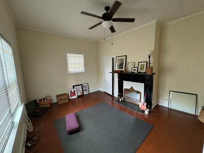 Building Photo - Updated 3bed/2bath House with Older Charm!