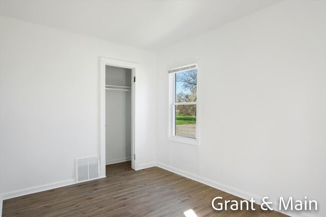 Building Photo - $1249 3 bedroom bungalow