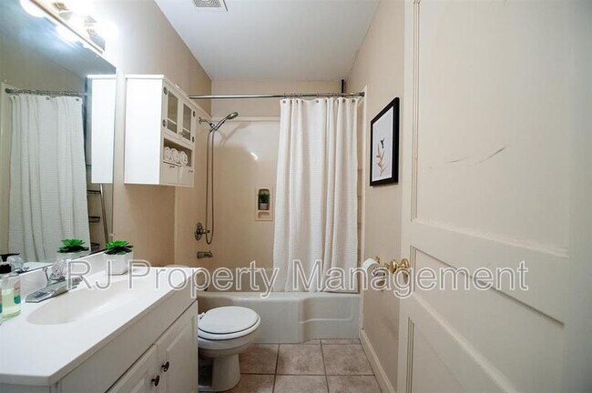 Building Photo - 41 S Fenwick Rd