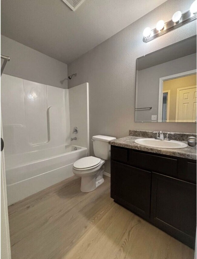 Building Photo - 3/2 in Hickory Creek!
