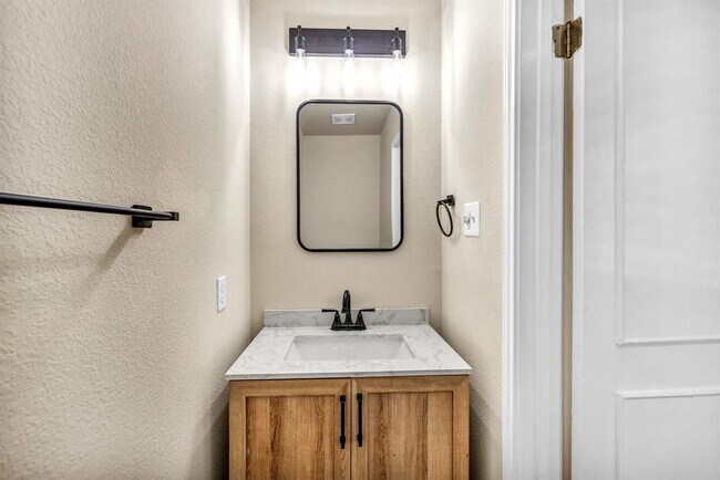 Building Photo - 6806 Thistle Hill Way