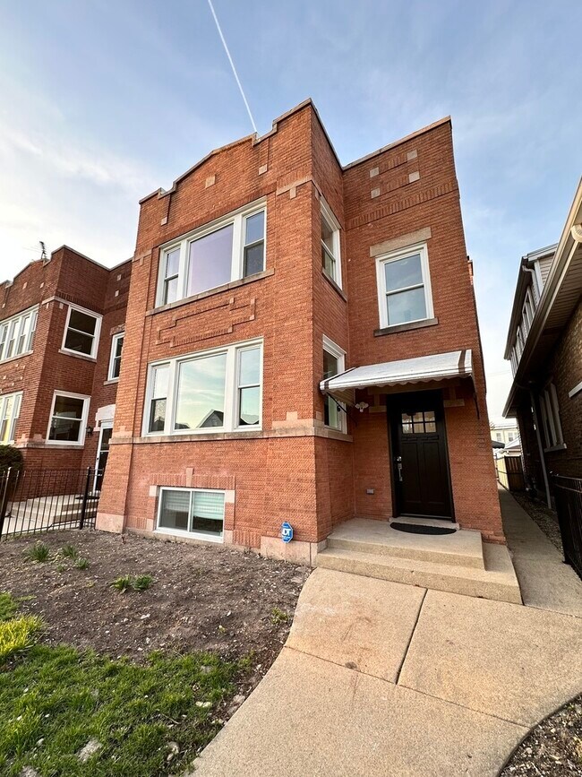 Primary Photo - 5224 W Roscoe St