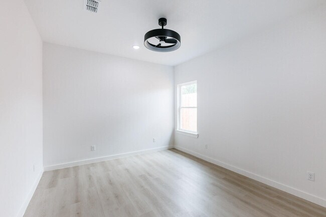 Building Photo - 1704 Elkhart Ave