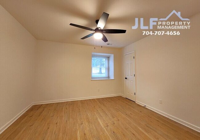 Building Photo - Freshly Updated 2/2 Duplex with Modern Fix...