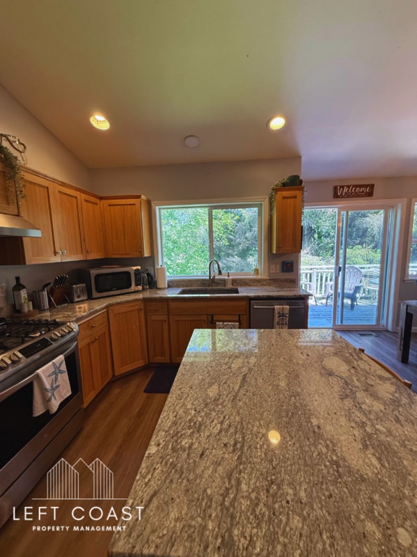 Building Photo - 6106 NE Oar Dr