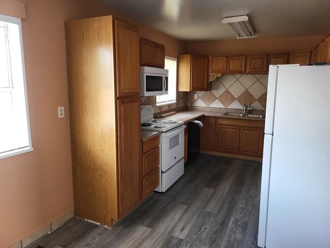 Building Photo - 3 Bedroom 1 Bath Single Family Home In Gre...