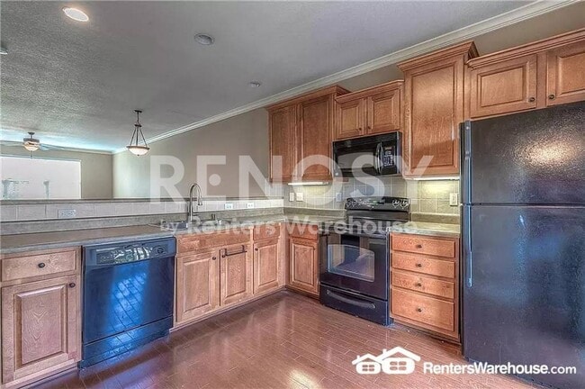 Building Photo - 3 Bedroom / 3.5 Bath Townhouse Near KU MED -  Available in August