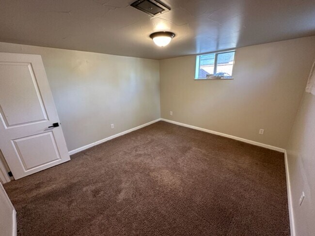 Building Photo - 4BR SFR w/Garage, Updated Kitchen - Deck & Yard in Englewood