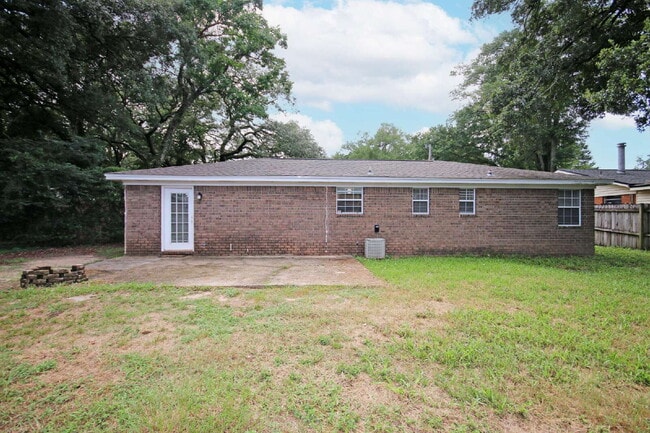 Building Photo - Move-in Ready Spacious & Pet-Friendly 3/2 ...
