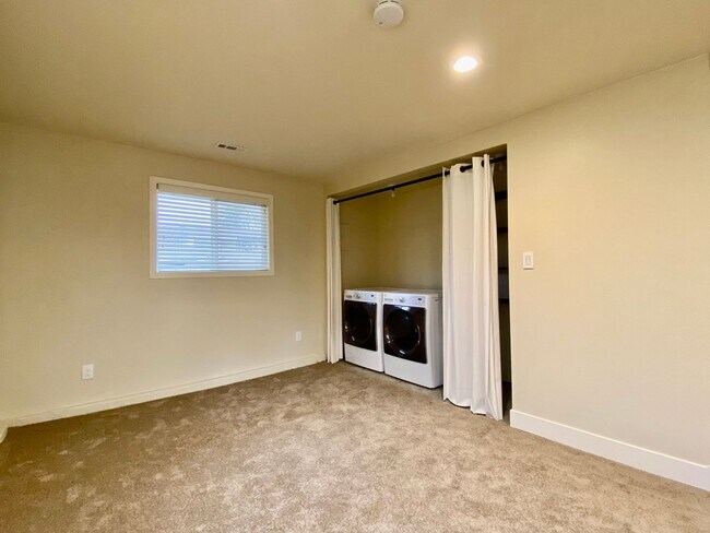 Building Photo - Practical Renton rambler with large yard