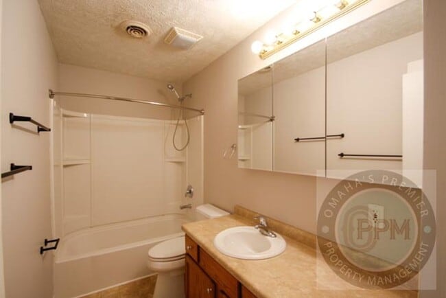 Building Photo - 3 Bedroom / 1.5 Bath Townhome in Gretna!!