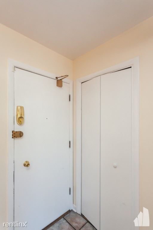 Building Photo - 1340 W Touhy Ave