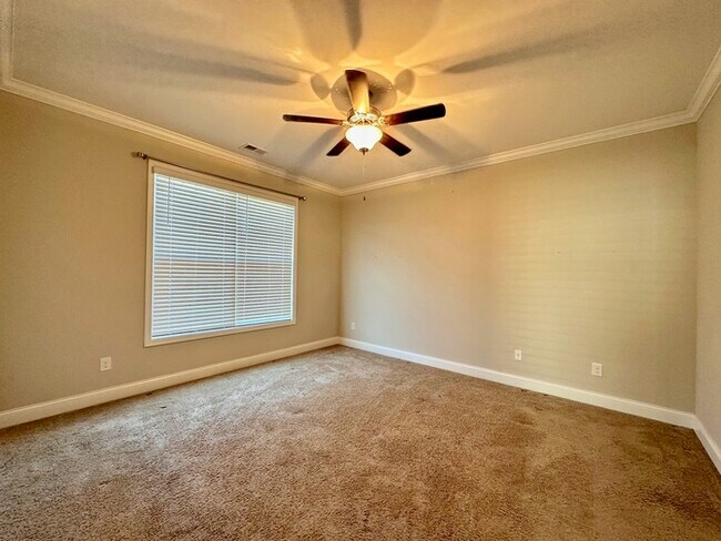 Building Photo - Beautiful 4 bedroom, 3 bath townhome end u...
