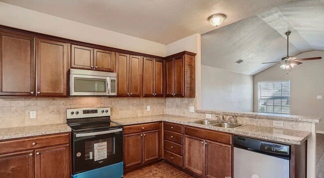 Building Photo - MOVE IN READY