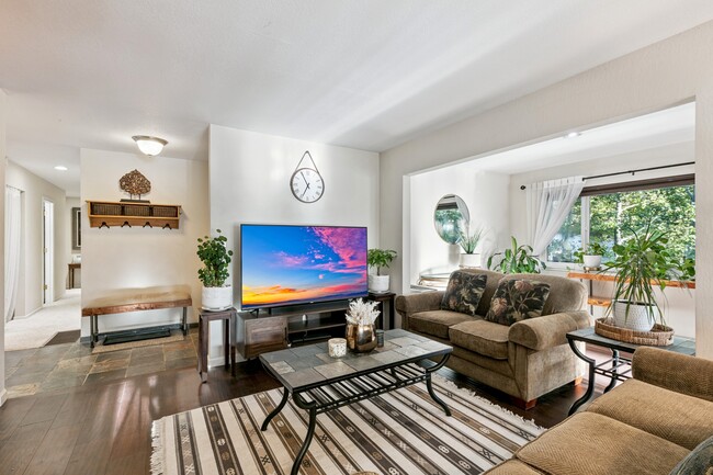 Building Photo - 275 Paiute Dr