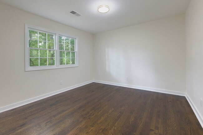 Building Photo - 280 E Valley Dr