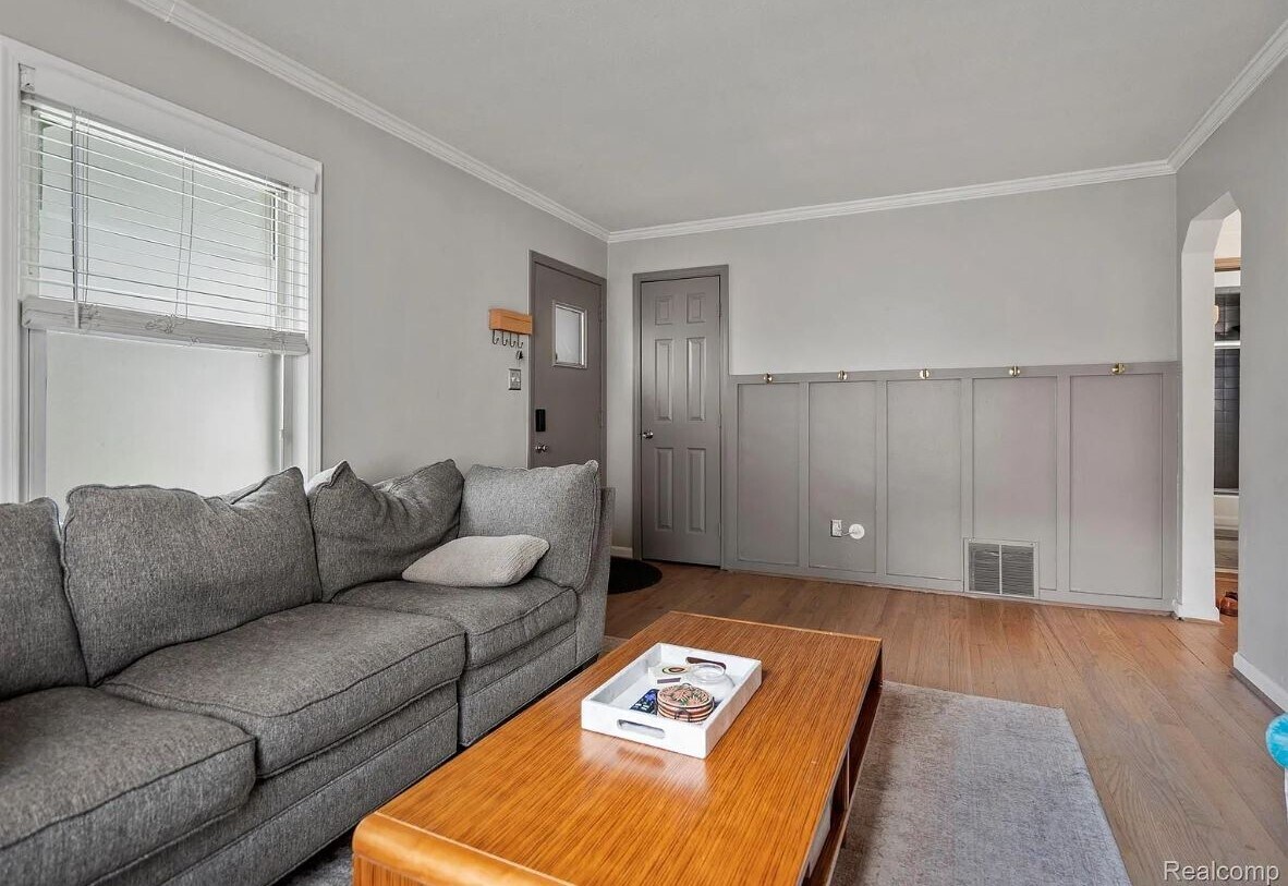 Entry / Living - 2204 Mahan St
