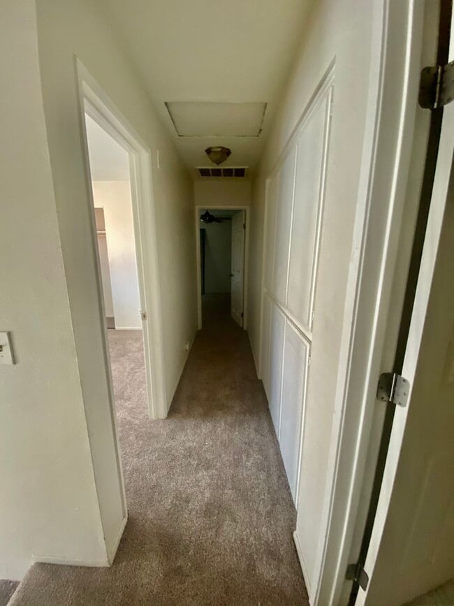 Building Photo - Thousand Oaks- Three Bedroom Condo