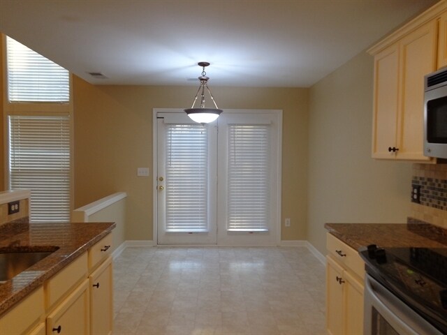 Building Photo - 1536 Cardinal Ln