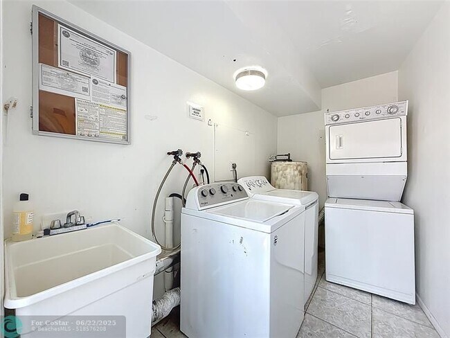 Building Photo - 4421 Poinciana St