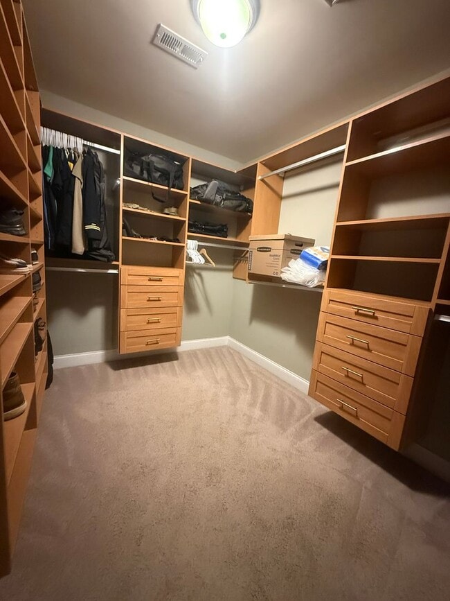 Building Photo - Amazing home with custom touches and unground pool