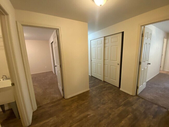 Building Photo - Quiet setting in La Pine!