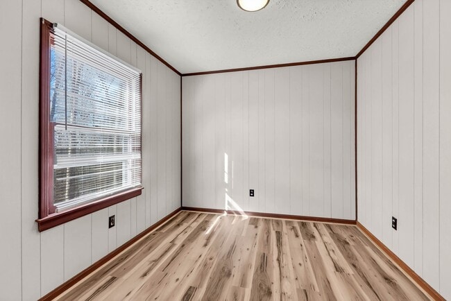 Building Photo - Dover Area-Renovated