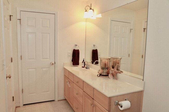 Building Photo - Available in August!  3 Bedroom 2 1/2 Bath...
