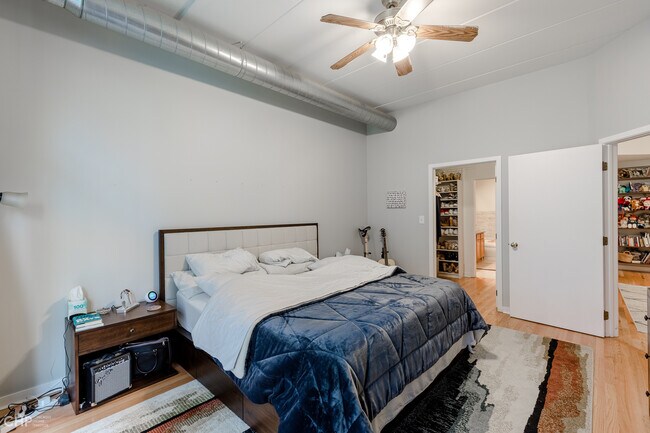 Building Photo - 843 W Monroe St