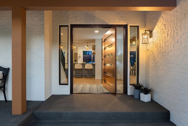 Building Photo - 4Bd/2.5Ba Bellevue House