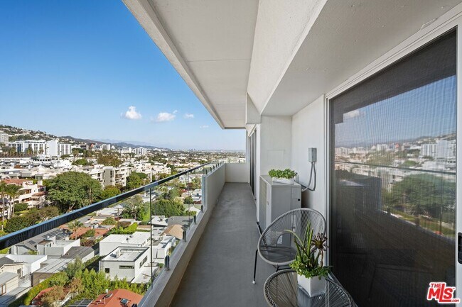 Building Photo - 838 N Doheny Dr