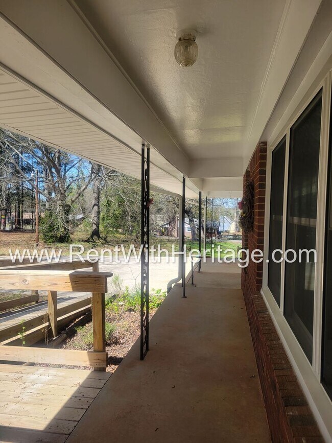 Building Photo - GRAMPA'S BUNGELOW - AWESOME BRICK RANCH WITH FULL UNFINISHED BASEMENT / GREAT LOCATION