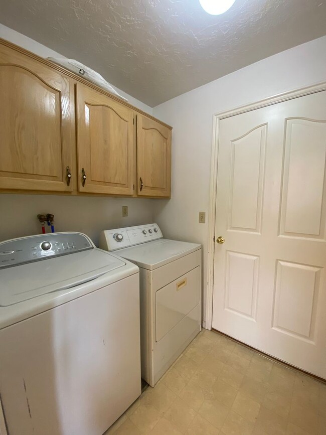 Building Photo - 3 bed 2 bath in nice neighborhood