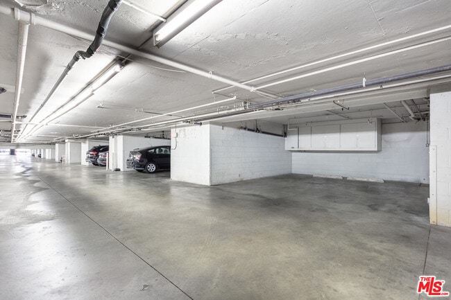 Building Photo - 9323 Burton Wy