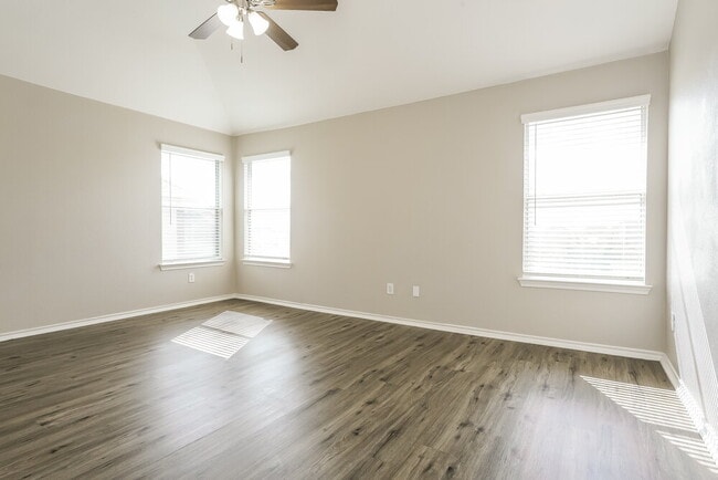 Building Photo - 521 Roundrock Ln