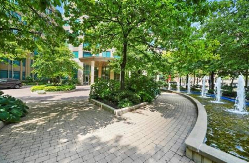 Building Photo - 400 N La Salle Dr
