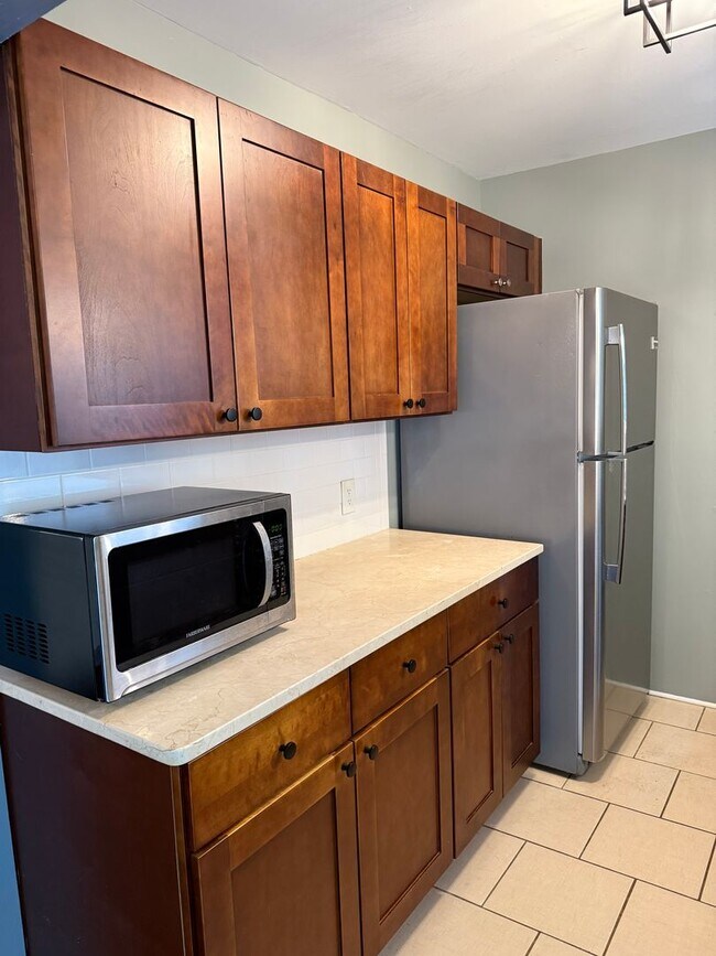 Building Photo - Centrally Located 2 BED/1.5 BATH TOWNHOME ...