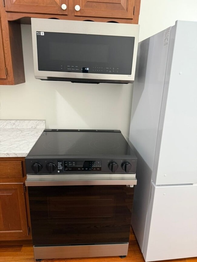 Building Photo - Spacious 3BR / 2BA apartment with ensuite bath and in-unit laundry