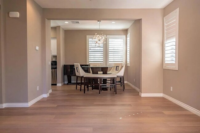 Building Photo - 225 Royal Glen