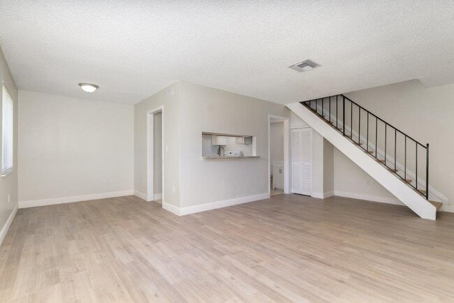 Building Photo - Lovely 2 Bedroom Condo Now Available - Pine Shadows Close to Valencia