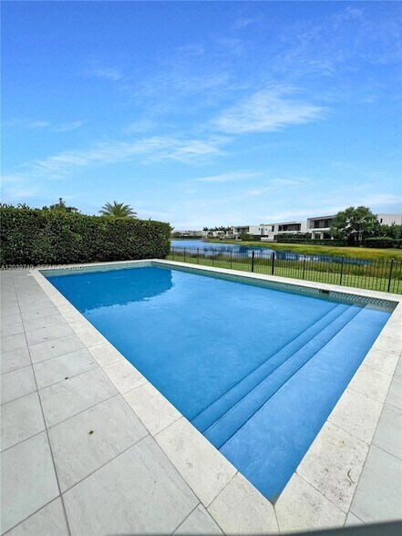 Building Photo - 16640 Sunset Way