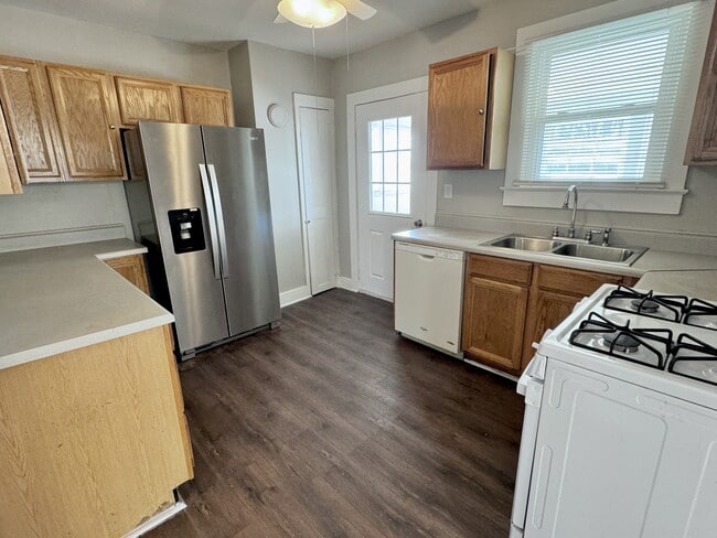 Building Photo - 5 W Marion Rd