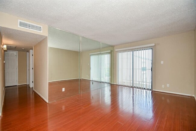 Building Photo - 2832 S Bartell Dr