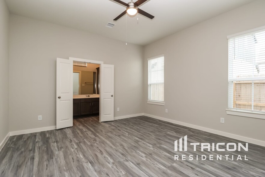 Building Photo - 9835 Willow Creek Commerce Dr