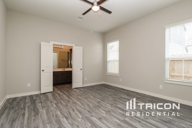 Building Photo - 9835 Willow Creek Commerce Dr