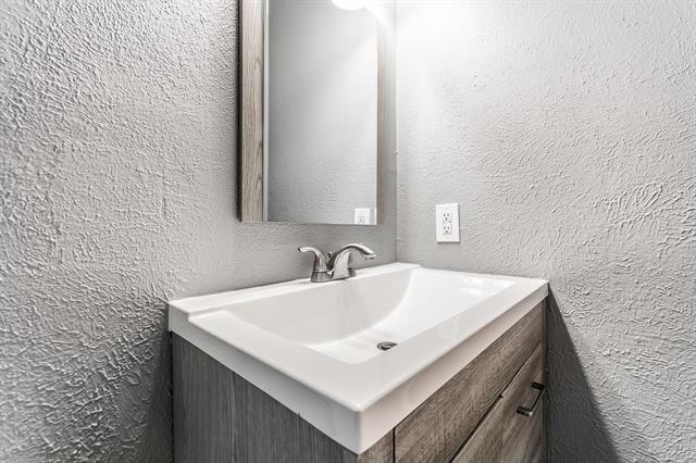 Building Photo - 221 Hardwood Trail