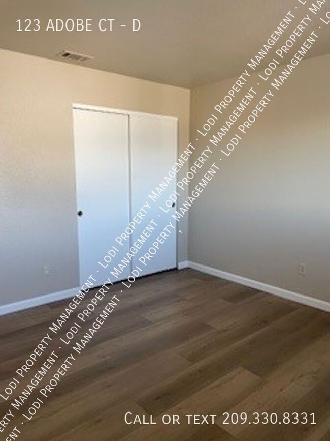 Building Photo - 123 Adobe Ct