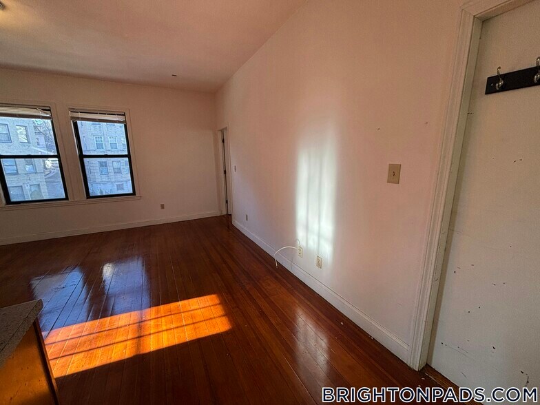 Building Photo - 163 Strathmore Rd